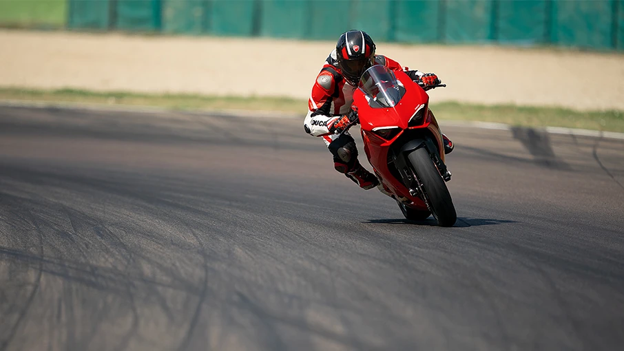 Panigale-V2-MY20-Ambience-01-Gallery-906x510