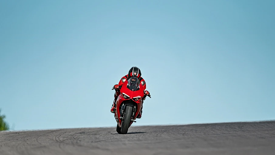 Panigale-V2-MY20-Ambience-04-Gallery-906x510
