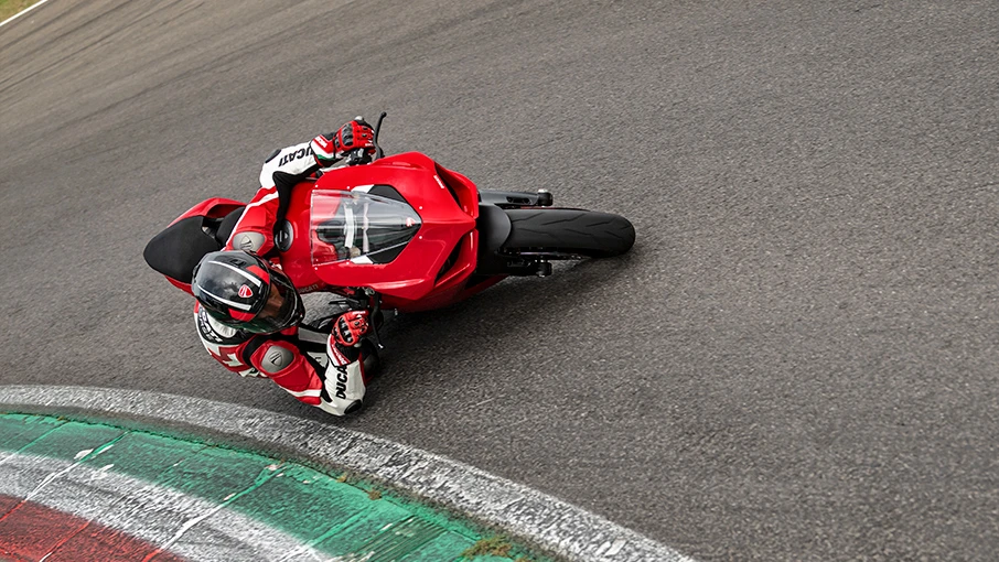 Panigale-V2-MY20-Ambience-06-Gallery-906x510