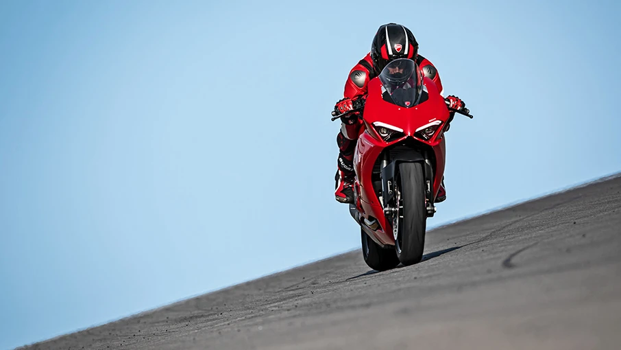 Panigale-V2-MY20-Ambience-07-Gallery-906x510