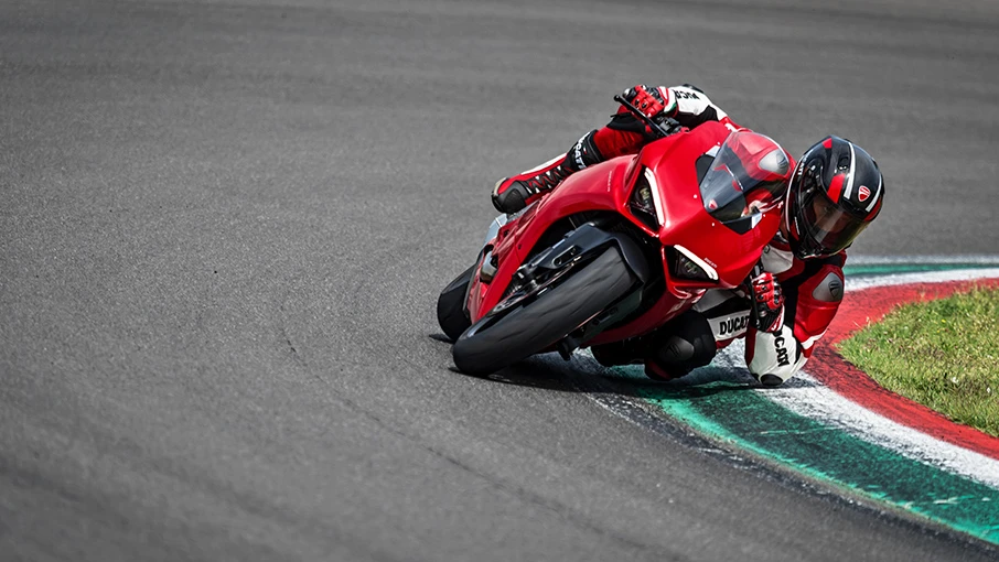 Panigale-V2-MY20-Ambience-08-Gallery-906x510