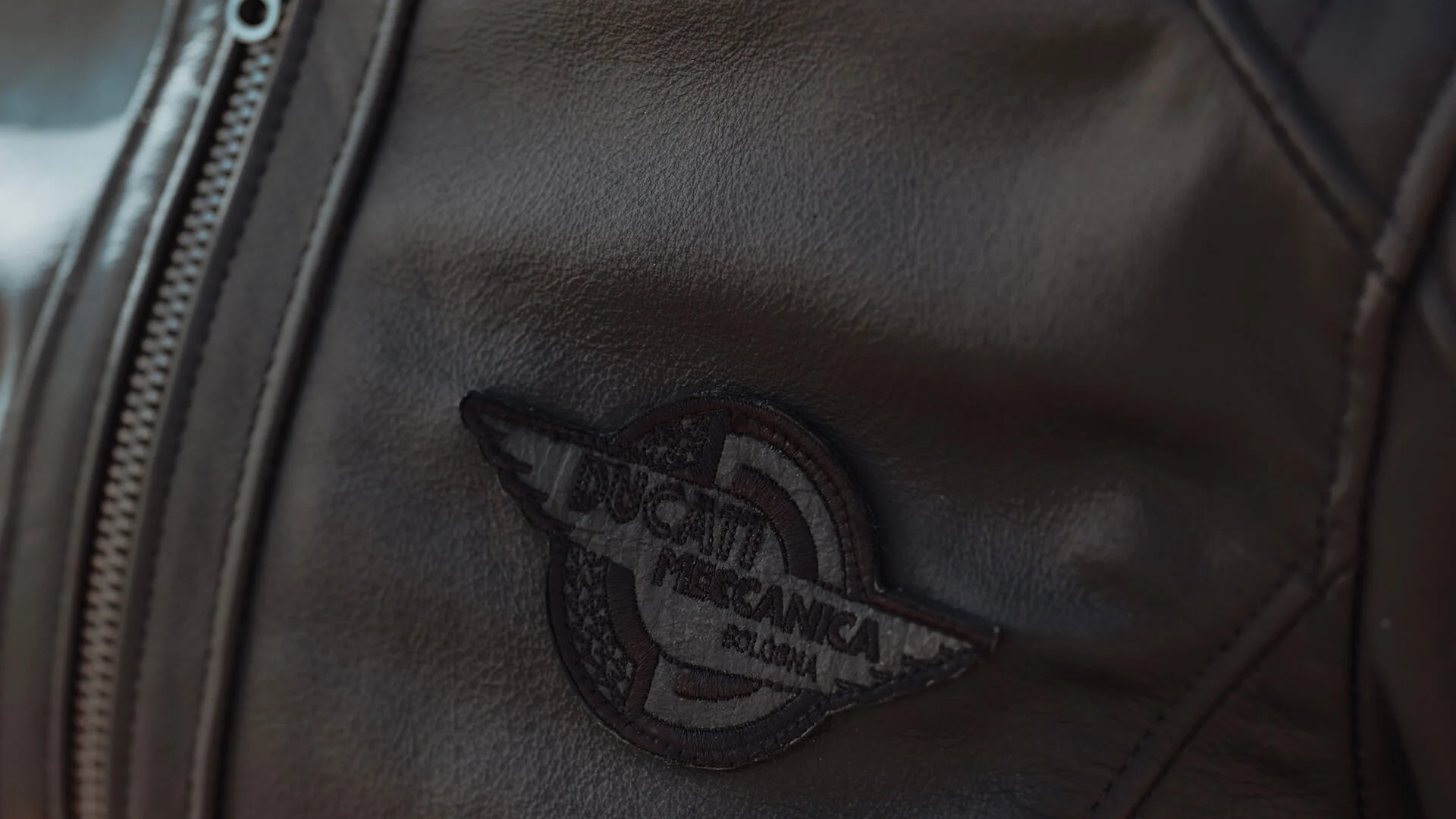 Scrambler-Ducati-1100-Tribute-Pro-Apparel-Gallery-02